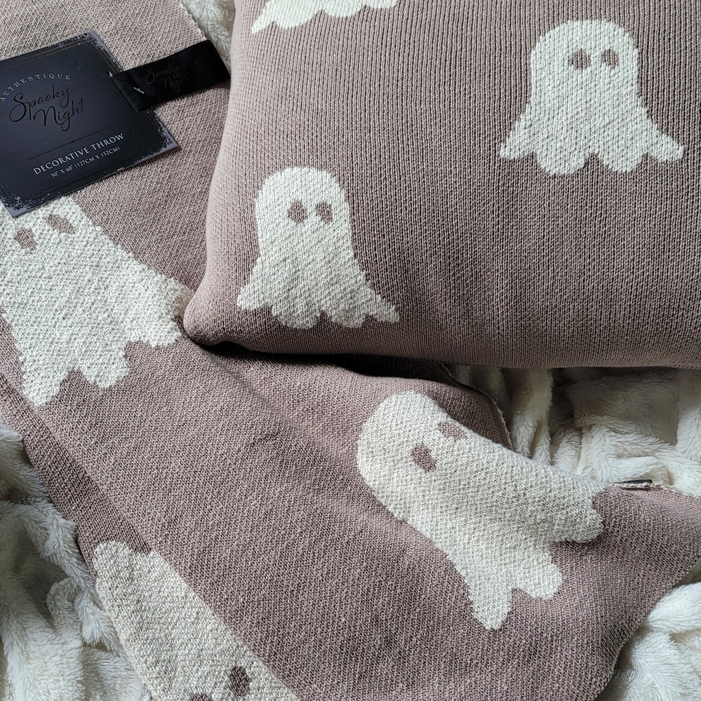 🚫RESERVED🚫🤎🤍👻Viral Ghost Blanket👻🤍🤎 - Picture 4 of 8